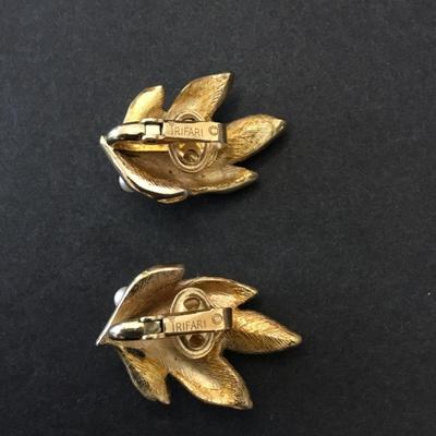 Beautiful vintage Trifari clip on earrings