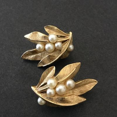 Beautiful vintage Trifari clip on earrings