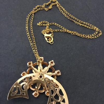 Vintage pendant & gold tone necklace