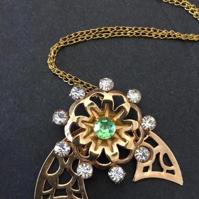 Vintage pendant & gold tone necklace