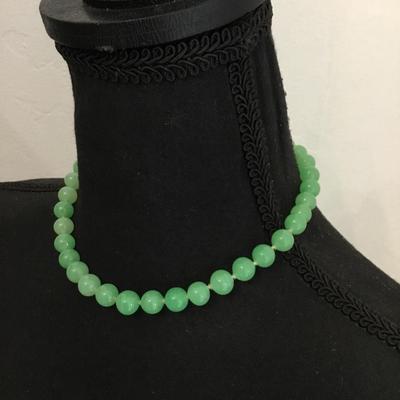 Beautiful vintage jadeite glass is choker necklace
