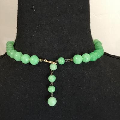 Beautiful vintage jadeite glass is choker necklace