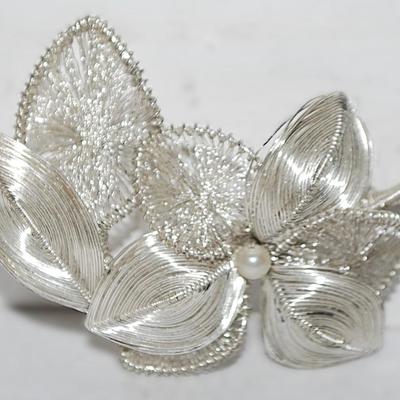 Beautiful WIRE ART Silver Colored Lame' Bouquet BROOCH (2¼" x 1½") on a Silver Tone Setting