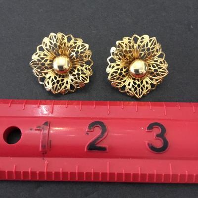 Cute gold tone flower clip on earrings