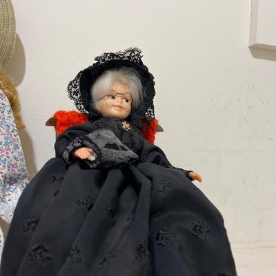 Sale Photo Thumbnail #141: Three dolls, Dutch Girl, Old Woman, Prairie Girl