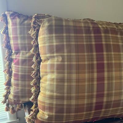 Sale Photo Thumbnail #169: Variety of Pillows Lot of 9

Buffet not included