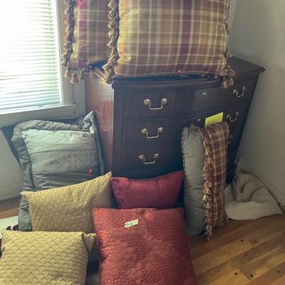 Sale Photo Thumbnail #168: Variety of Pillows Lot of 9

Buffet not included