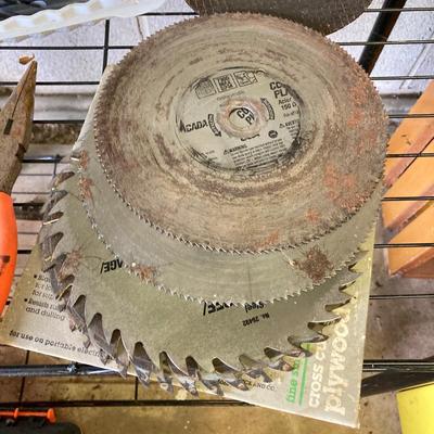 LOT 71: Skilsaw Circular Saw Model 5155, Toolbox with Contents, Saw Blades, Drill Bits and More