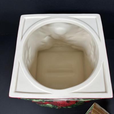 LOT 103: Lenox Winter Greetings Birdhouse Cookie Jar