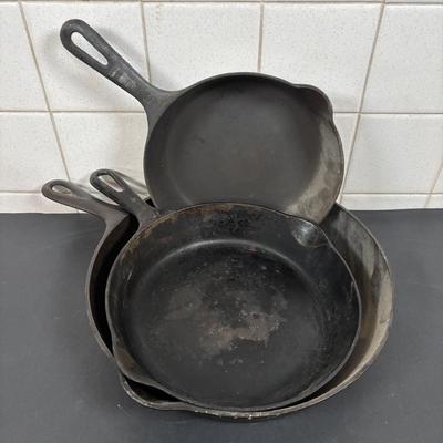 LOT 105: Griswold Cast Iron Pans (3)