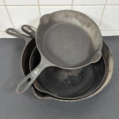 LOT 105: Griswold Cast Iron Pans (3)