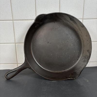 LOT 105: Griswold Cast Iron Pans (3)