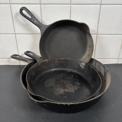 LOT 105: Griswold Cast Iron Pans (3)