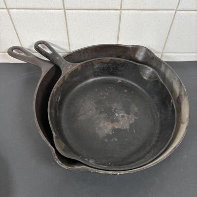 LOT 105: Griswold Cast Iron Pans (3)
