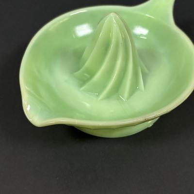 LOT 124: Jadeite/Uranium Glass Citrus Reamer/Juicer, 2-Measuring Cups & 2-Kraft Swanky Swig Juice Glasses