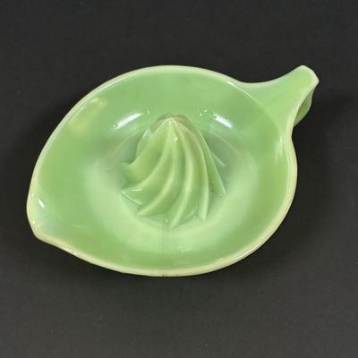 LOT 124: Jadeite/Uranium Glass Citrus Reamer/Juicer, 2-Measuring Cups & 2-Kraft Swanky Swig Juice Glasses
