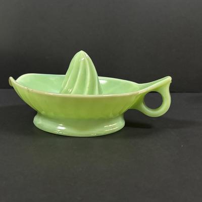 LOT 124: Jadeite/Uranium Glass Citrus Reamer/Juicer, 2-Measuring Cups & 2-Kraft Swanky Swig Juice Glasses