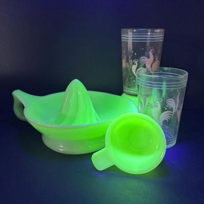 LOT 124: Jadeite/Uranium Glass Citrus Reamer/Juicer, 2-Measuring Cups & 2-Kraft Swanky Swig Juice Glasses