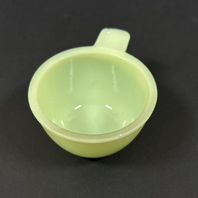 LOT 124: Jadeite/Uranium Glass Citrus Reamer/Juicer, 2-Measuring Cups & 2-Kraft Swanky Swig Juice Glasses