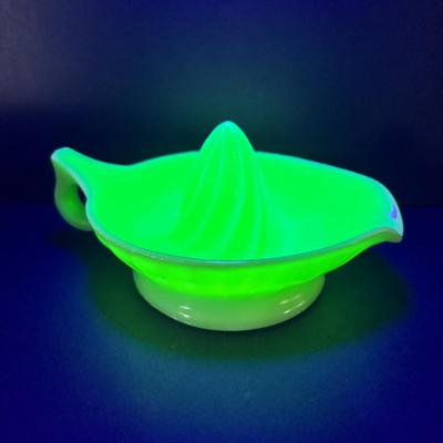 LOT 124: Jadeite/Uranium Glass Citrus Reamer/Juicer, 2-Measuring Cups & 2-Kraft Swanky Swig Juice Glasses