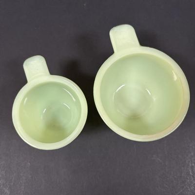 LOT 124: Jadeite/Uranium Glass Citrus Reamer/Juicer, 2-Measuring Cups & 2-Kraft Swanky Swig Juice Glasses