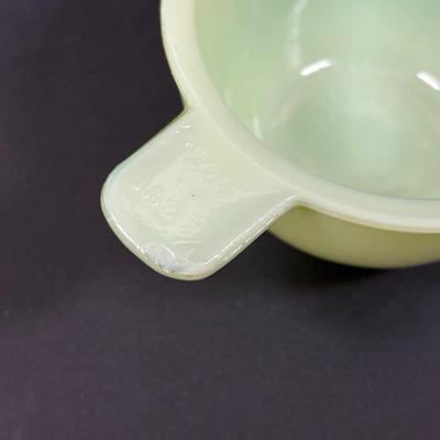 LOT 124: Jadeite/Uranium Glass Citrus Reamer/Juicer, 2-Measuring Cups & 2-Kraft Swanky Swig Juice Glasses