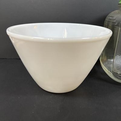 LOT 229: Fire King Mixing Bowl, Pyrex Spring Blossom Gravy Boat, Swanky Swig Kraft Juice Glasses, Farmhouse Storage Jar & Green...