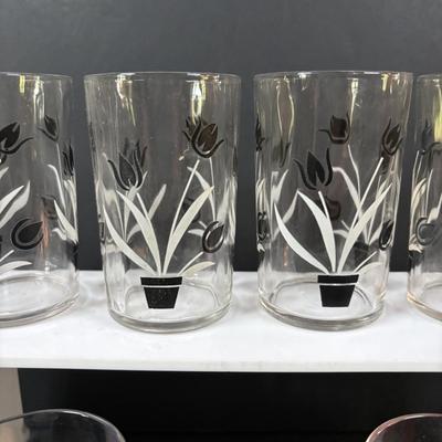 LOT 246: Vintage Juice Glass Collection: Roosters and Flowers