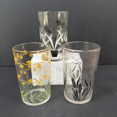 LOT 246: Vintage Juice Glass Collection: Roosters and Flowers