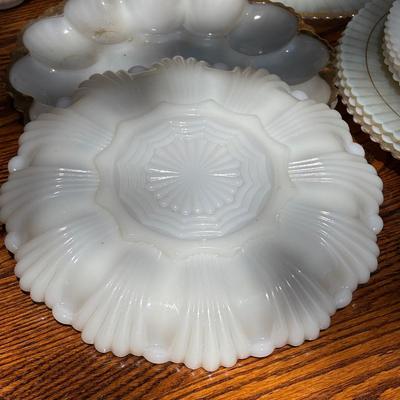 LOT 258: Vintage Petalware Cremax Collecton & More
