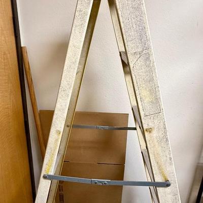Stanley 6-Foot Fiberglass Ladder