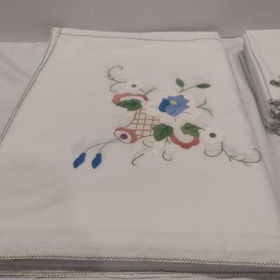 Table Cloth and Napkin Set with Embroidery and Applied Design