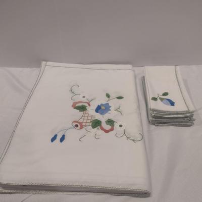 Table Cloth and Napkin Set with Embroidery and Applied Design