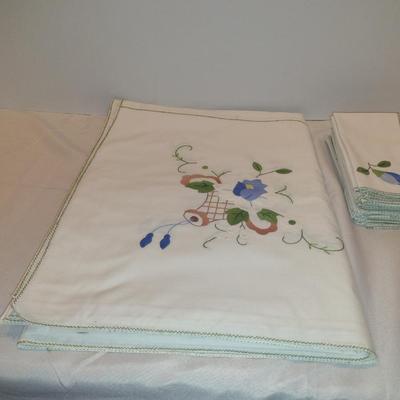 Table Cloth and Napkin Set with Embroidery and Applied Design