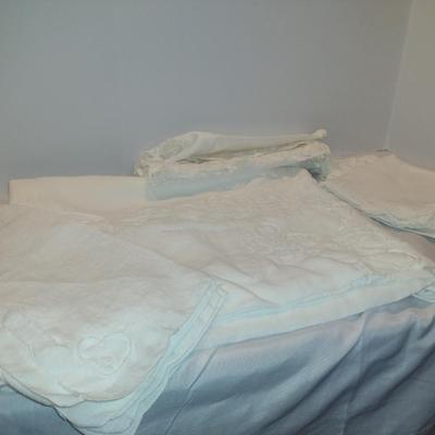 White Linen Table Cloth with 16 Napkins- Approx 76" x 64"