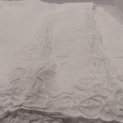 White Linen Table Cloth with 16 Napkins- Approx 76" x 64"