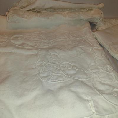 White Linen Table Cloth with 16 Napkins- Approx 76" x 64"