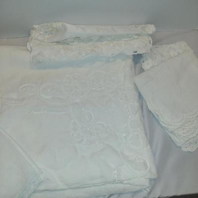 White Linen Table Cloth with 16 Napkins- Approx 76" x 64"