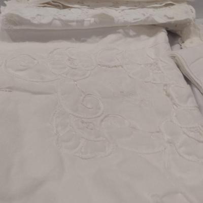 White Linen Table Cloth with 16 Napkins- Approx 76" x 64"