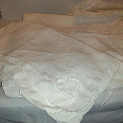 White Linen Table Cloth with 16 Napkins- Approx 76" x 64"