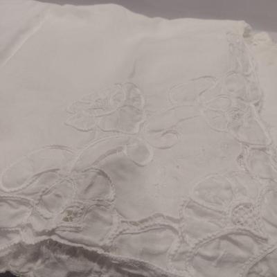 White Linen Table Cloth with 16 Napkins- Approx 76" x 64"