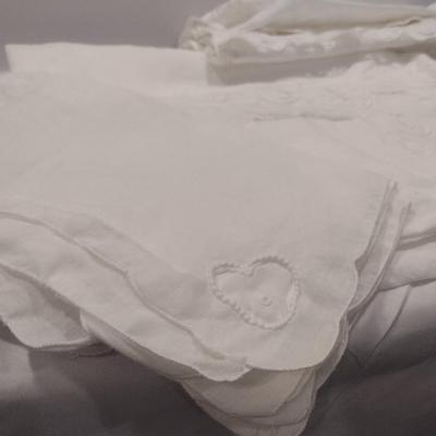 White Linen Table Cloth with 16 Napkins- Approx 76" x 64"