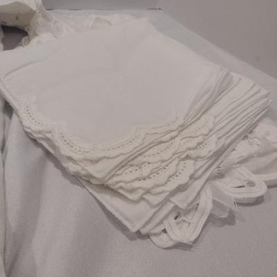 White Linen Table Cloth with 16 Napkins- Approx 76" x 64"