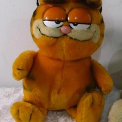 1 Garfield & 1 Odie stuffed animal