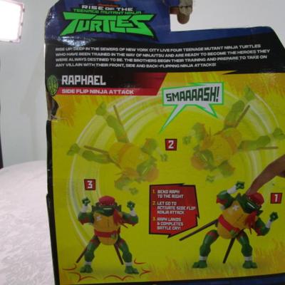 New in pkg, Teenage Mutant Ninja Turtles Raphael, flips & yells