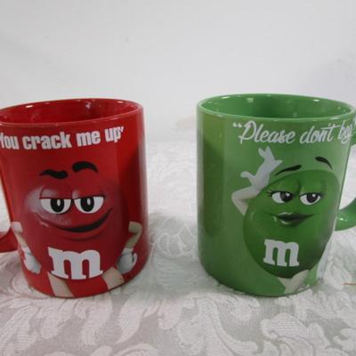 2 M&M mugs, red & green