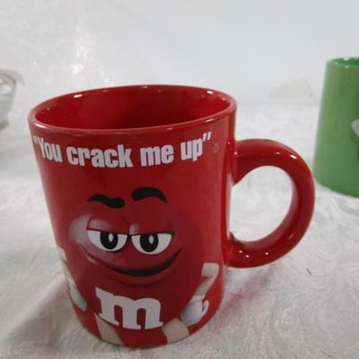 2 M&M mugs, red & green