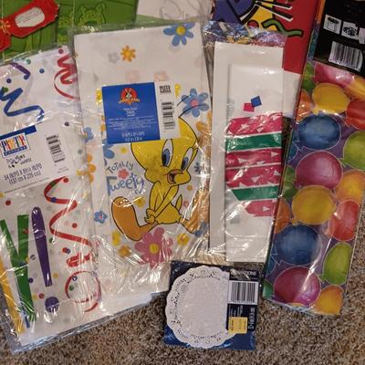 NEW DISPOSABLE TABLECLOTHS FOR KIDS AND COLORFUL COLORFUL BASKET GRASS