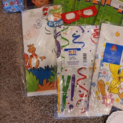 NEW DISPOSABLE TABLECLOTHS FOR KIDS AND COLORFUL COLORFUL BASKET GRASS