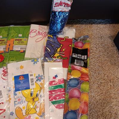 NEW DISPOSABLE TABLECLOTHS FOR KIDS AND COLORFUL COLORFUL BASKET GRASS